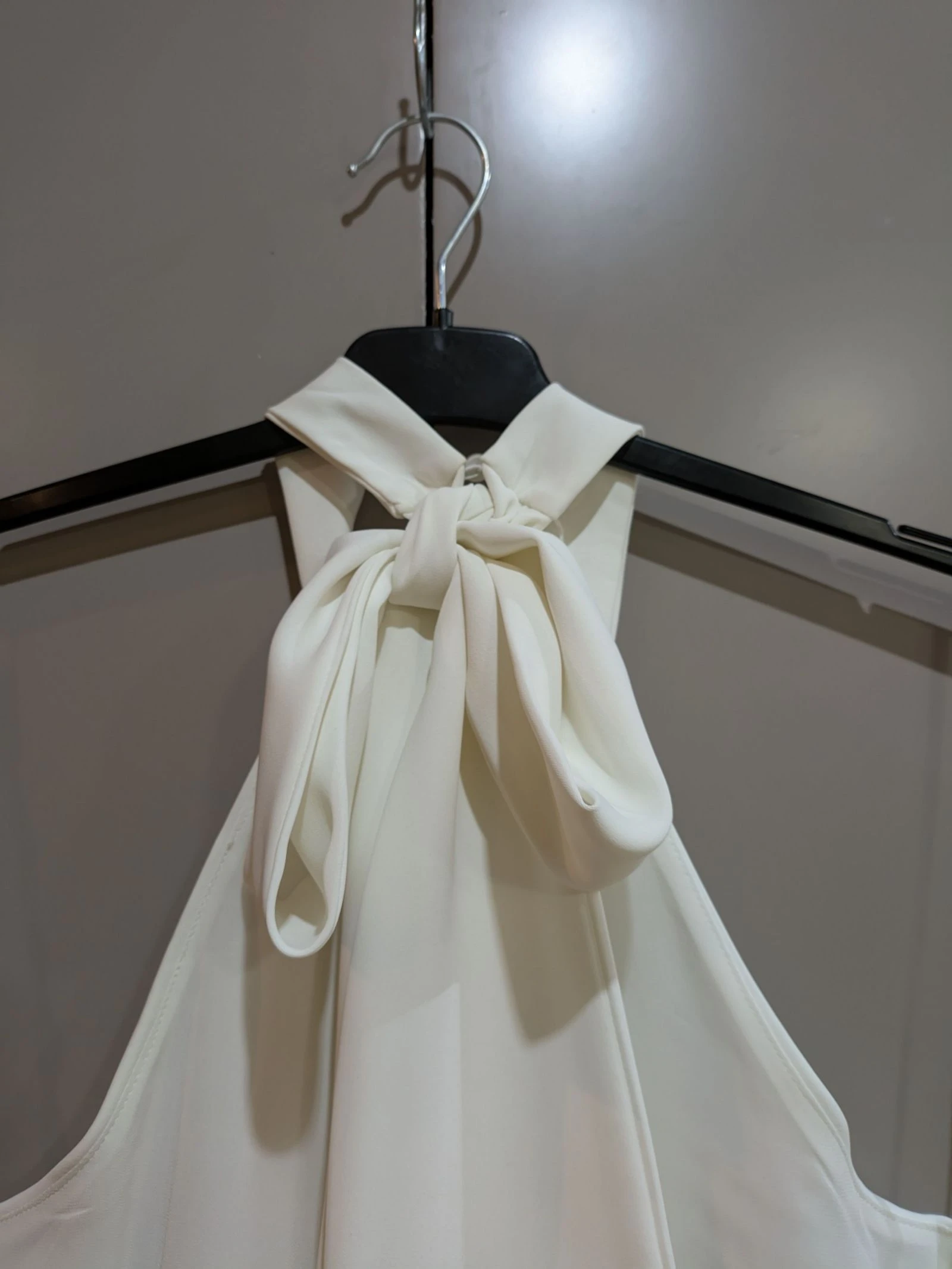 Vestido Corto Minimalista de Cuello Halter en Blanco Marfil talla L de Mango  – photo 8